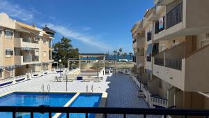 Bazén v ubytovaní Apartamenty Deluxe - Los Naufragos -Torrevieja Costa Blanca alebo v jeho blízkosti