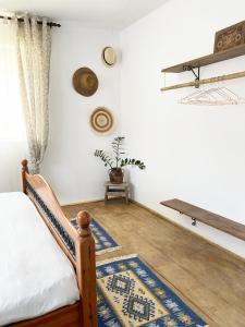 una camera con letto e tappeto di Blue Cottage a Şpring