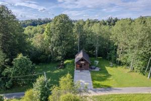 an aerial view of a small cabin in a field with trees at Agroturystyka W oddali z balią in Międzylesie