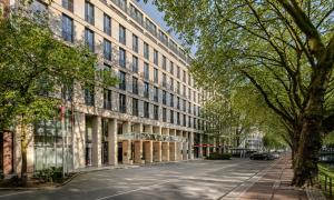 an empty street in front of a large building at Hotel Kö59 Düsseldorf - Member of Hommage Luxury Hotels Collection in Düsseldorf
