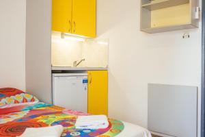 Kuchyň nebo kuchyňský kout v ubytování ŠD Portorož Hostel Korotan