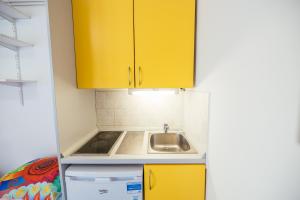 Kuchyň nebo kuchyňský kout v ubytování ŠD Portorož Hostel Korotan