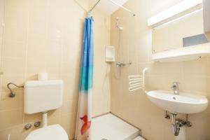 Koupelna v ubytování ŠD Portorož Hostel Korotan