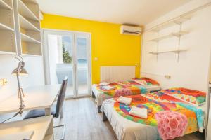 Postel nebo postele na pokoji v ubytování ŠD Portorož Hostel Korotan