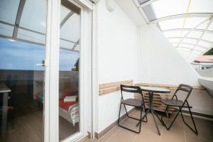 Balkón nebo terasa v ubytování ŠD Portorož Hostel Korotan
