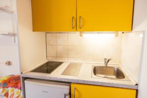 Kuchyň nebo kuchyňský kout v ubytování ŠD Portorož Hostel Korotan