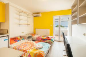 Postel nebo postele na pokoji v ubytování ŠD Portorož Hostel Korotan