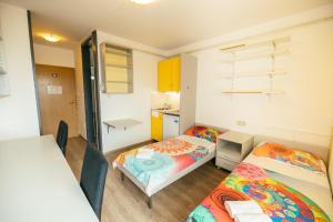Postel nebo postele na pokoji v ubytování ŠD Portorož Hostel Korotan