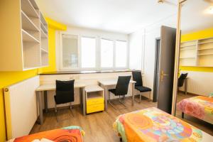Postel nebo postele na pokoji v ubytování ŠD Portorož Hostel Korotan