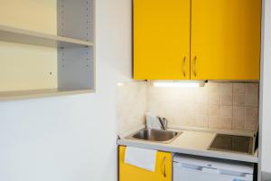 Kuchyň nebo kuchyňský kout v ubytování ŠD Portorož Hostel Korotan
