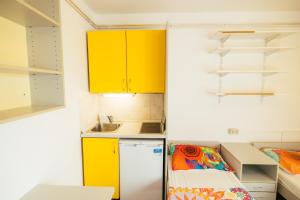 Kuchyň nebo kuchyňský kout v ubytování ŠD Portorož Hostel Korotan