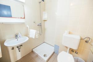 Koupelna v ubytování ŠD Portorož Hostel Korotan
