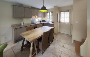 Kuchyň nebo kuchyňský kout v ubytování Lovely Home In Saint Laurent De La Ca