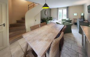 Kuchyň nebo kuchyňský kout v ubytování Lovely Home In Saint Laurent De La Ca