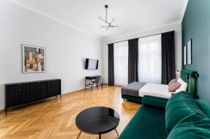 Łóżko lub łóżka w pokoju w obiekcie Wawel Boutique Residence - Krakow Old Town