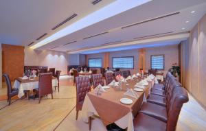 a large dining room with tables and chairs at Wingston A TreeHouse Hotel, Mathura in Mathura