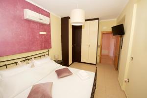 Ένα ή περισσότερα κρεβάτια σε δωμάτιο στο Happy Holiday House