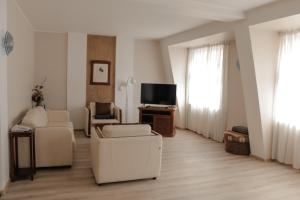 TV a/nebo společenská místnost v ubytování Riverside Apartments Thalia