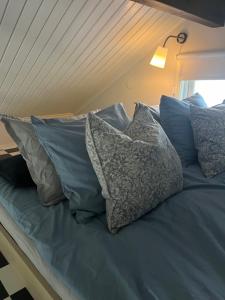 Postel nebo postele na pokoji v ubytování Flickan från havet
