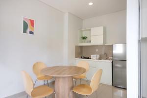 Кухня или кухненски бокс в Mono Coliving at BSD City