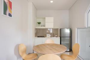 Кухня или кухненски бокс в Mono Coliving at BSD City
