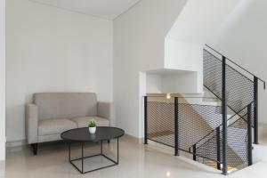 Кът за сядане в Mono Coliving at BSD City