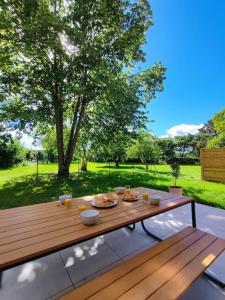 Taman di luar Le Lodge de St Sauveur