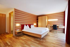 A bed or beds in a room at Hotel Kanisfluh