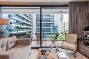 un salon avec un canapé et une grande fenêtre dans l'établissement FL Residence, à São Paulo