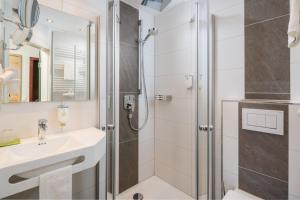 Ένα μπάνιο στο Flair Hotel Gasthof zum Hirsch +28 φωτογραφίες