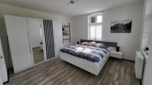 a bedroom with a bed and a walk in shower at Ferienwohnung Emma s Fehnhaus, 55183 in Stickhausen
