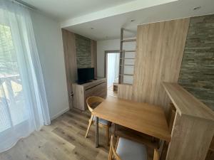Televízia a/alebo spoločenská miestnosť v ubytovaní Apartmany ZEA