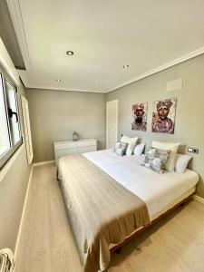 a bedroom with a large white bed in a room at La Casita de Alcabre in Vigo