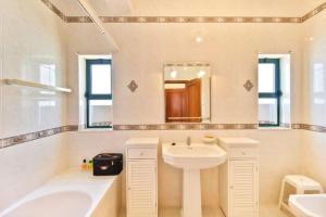 アルトゥーラにあるAlcaria Grand Houseの白いバスルーム(シンク、バスタブ、シンク付) +7枚の写真