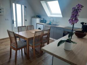 Kuchyň nebo kuchyňský kout v ubytování Duplex avec vue sur mer-La Rose des Vents