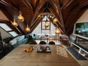 Una sala de estar con una mesa y un televisor. en CASA MONTROMIES de Alma de Nieve, en Gessa