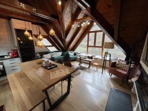 - Vistas a la cocina y sala de estar con mesa en CASA MONTROMIES de Alma de Nieve, en Gessa