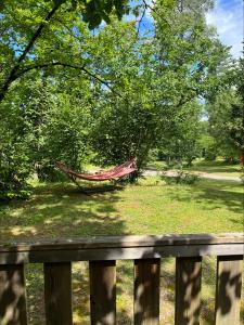 Camping La Tuque外面的花园