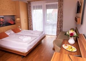 Postel nebo postele na pokoji v ubytování Vulkán Wellness Hotel & Camping + 37 fotografií