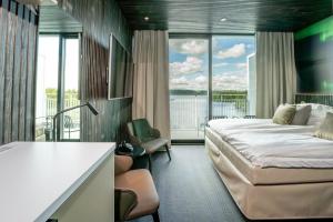 Postel nebo postele na pokoji v ubytování Break Sokos Hotel Bomba