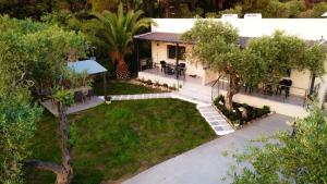 an aerial view of a house with a garden at Adams Apartments in Skala Rachoniou