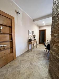 a living room with a table and a wooden door at Donna Viruzza in Schiavonea