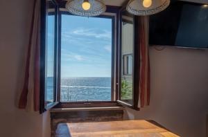 ロヴィニにあるApartments Hinterreiterの海の景色を望む客室内の窓