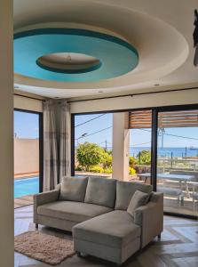 a living room with a couch and a ceiling at Maison des Sables/Pano in Pointe aux Sable