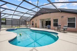 Bazén v ubytování Cozy family Home 5b3b Private Pool 11Mil Disney nebo v jeho okolí