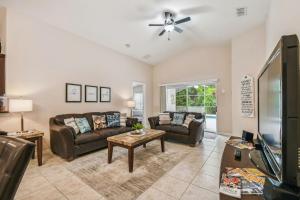 TV a/nebo společenská místnost v ubytování Cozy family Home 5b3b Private Pool 11Mil Disney