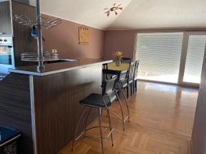 una cocina con barra con taburetes en Beautiful Loft, en Petrovac na Moru