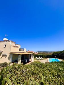 a house with a view of a swimming pool at Villa del Tramonto Piscina privata in Stintino