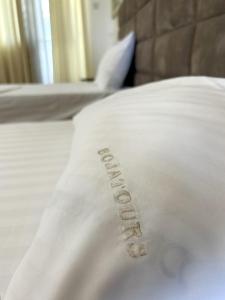 A bed or beds in a room at Hotel Bojatours