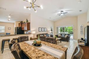 Posezení v ubytování Cozy family Home 5b3b Private Pool 11Mil Disney